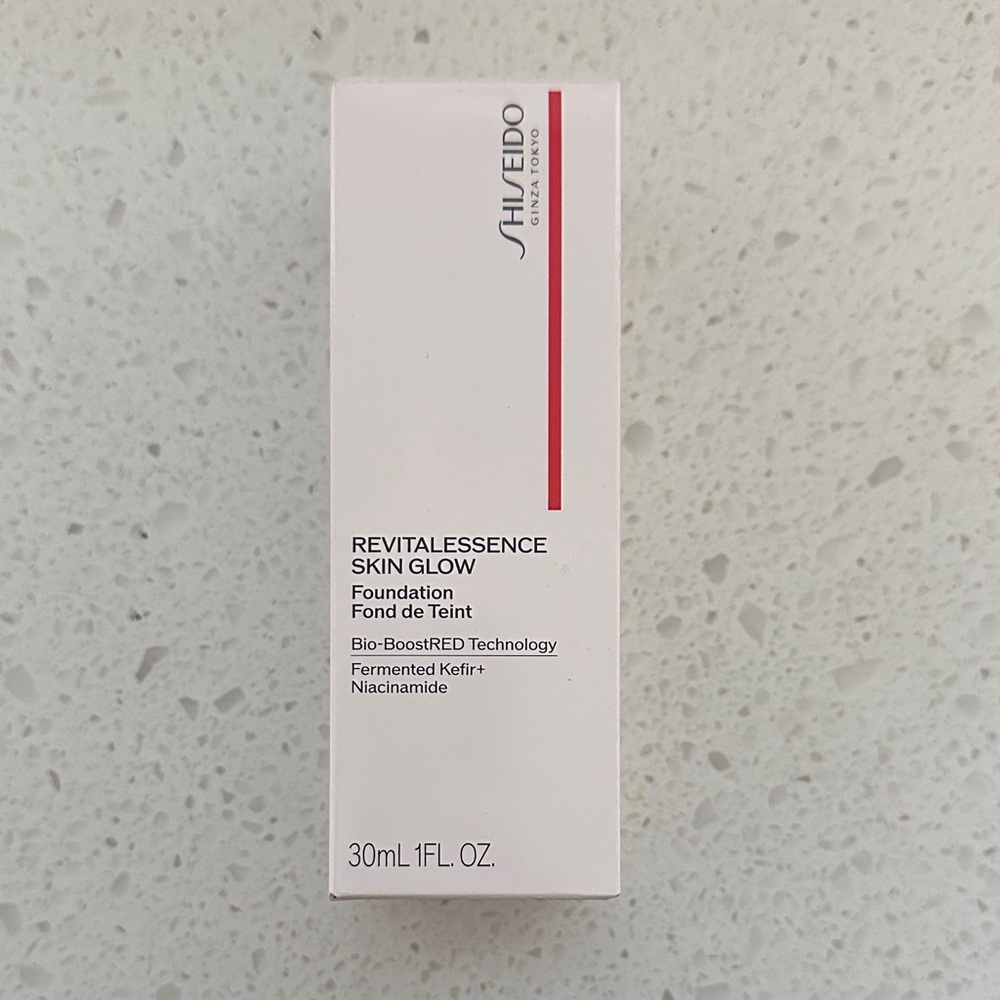 Shiseido Revitalessence Skin Glow Foundation - White and Red